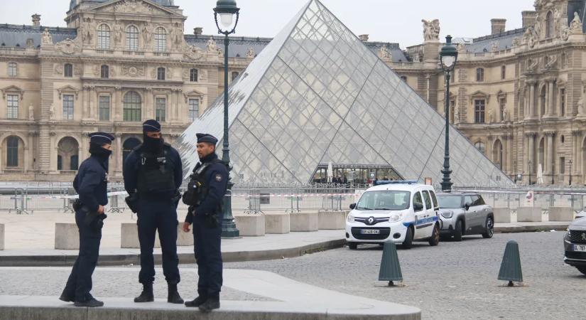 Megerősítette biztonsági intézkedéseit a Louvre - vasrácsot kaptak a híres ablakok
