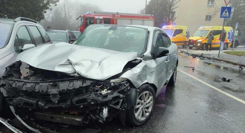 Hat sérült a Stadion utcai balesetben (helyszíni fotók)