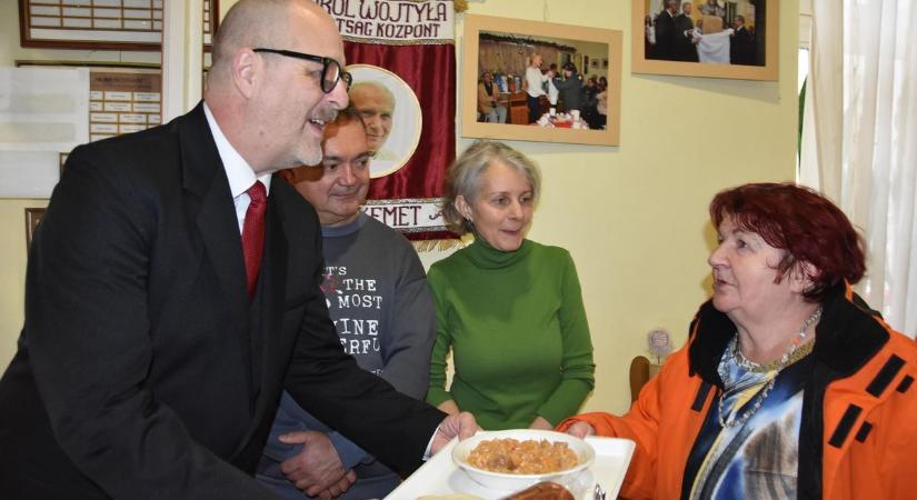 Ételosztás karácsonykor: minden szegény embert örömmel megvendégelnek