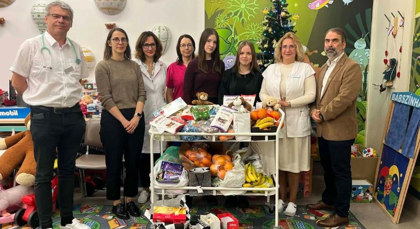 Ajándékot vittek azoknak a gyerekeknek, akik a kórházban töltik a karácsonyt