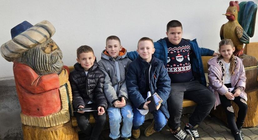 A kiskakas gyémánt fél krajcárja, láncfűrésszel kifaragva