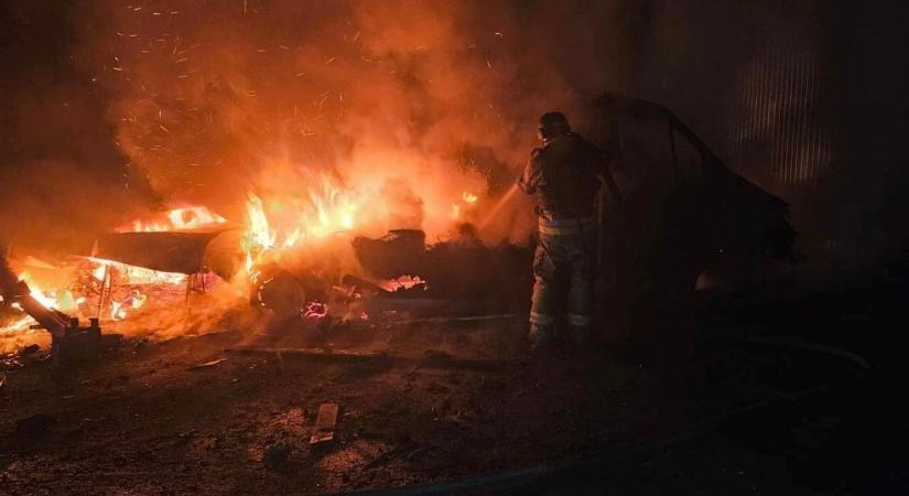 Több város tűzoltói rohantak a helyszínre: majdnem a lakóházat is felemésztette a tűz