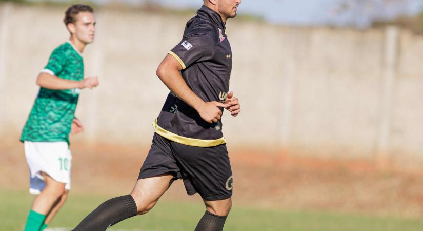 Újabb akadály: ezért bontották fel a magyar csatár szerződését