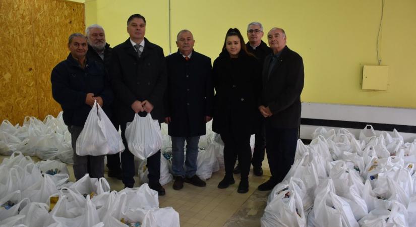 Csomagot kapnak a családok, hamarosan mindenki megkapja – galériával