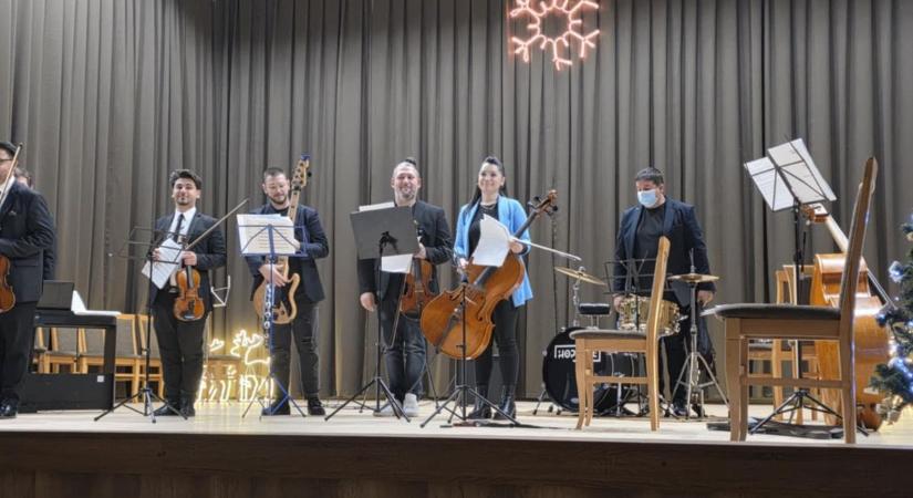 Adventi jótékonysági hangversenyt rendeztek Péren