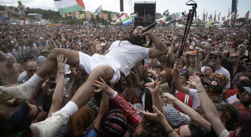 Lezárta rendőrség Bob Vylan ügyét, aki a Glastonbury fesztiválon skandáltatott Izrael-ellenes rigmusokat