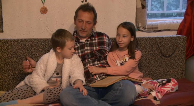 „Apa, mikor lesz új anyukám?” – Zoltán ma is két kisgyerekkel él a hiányban