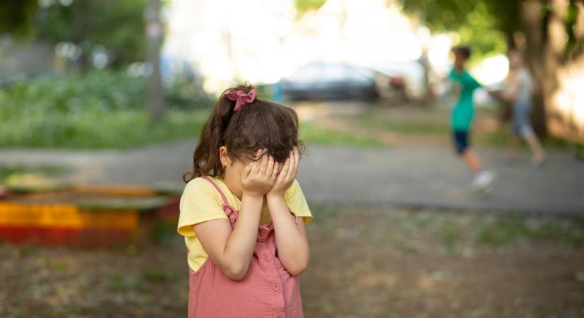Árva prédák a hómezőkön, akik körül vicsorgó farkasok hordái keringenek