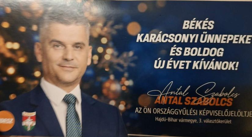 Szívhez és észhez szóló üzenettel, ajándék naptárral kívánnak boldog karácsonyt a fideszes jelöltek