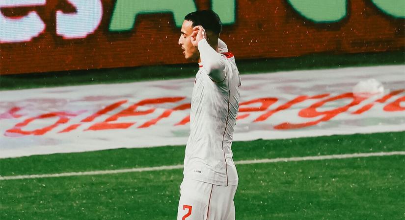 A Tunézia futballistái a meccs előtt a kabátjukkal segítették ki a játékoskísérőket