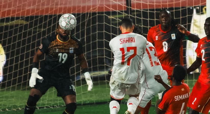 A Tunézia futballistái a kabátjukkal segítették ki a játékoskísérőket az Afrika Kupán