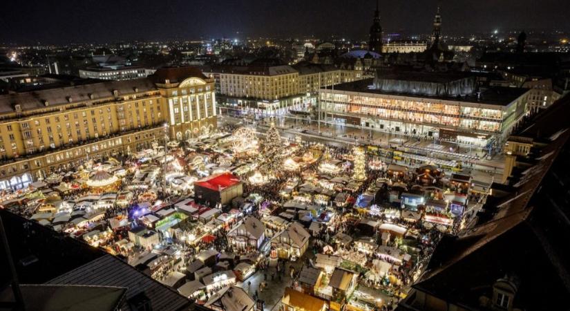 Békebeli karácsonyi vásár egy háborúra készülő országban