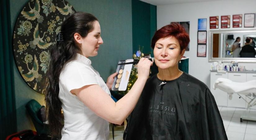 Csapj le rá, ha tündökölnél karácsonykor! Az ünnepi szezon legszebb sminkötletei 2025-ből (galéria)