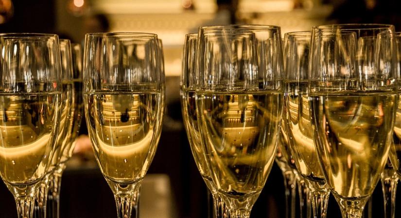 Rendezvényhez külföldről behozott pezsgő: áfához és jövedéki adóhoz kapcsolódó kérdések