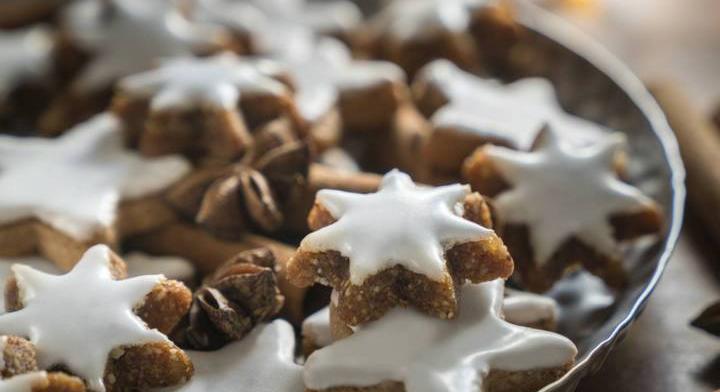 Vendégváró fahéjas-mandulás csillagok: 4 hozzávalós aprósüti