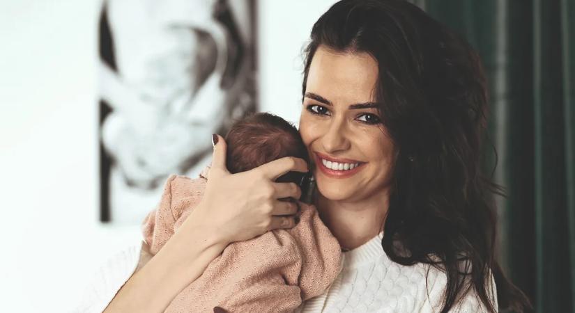 Lola és az anyaság: kávét immáron csak hidegen