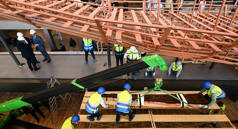 A látogatók szeme láttára éled újjá a 4600 éves királyi hajó