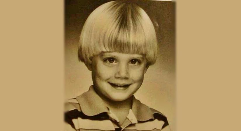 Rájössz, ki ez a cuki kisfiú a képen? Most 47 éves, az egyik legnépszerűbb sorozat jóképű sztárja