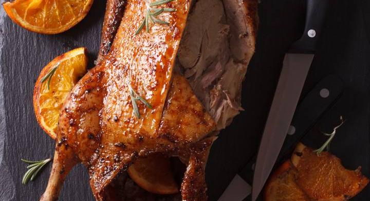 Mézes, narancsos egyben sült kacsa: tökéletes ünnepi főfogás