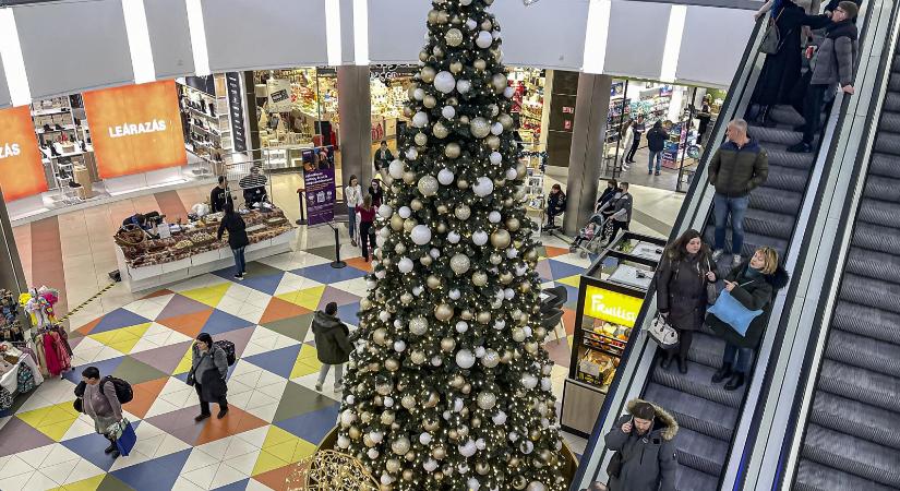 Átlagosan 100 ezer forintot költöttek idén ajándékokra a magyarok, úgy tűnik, a fideszesek gazdagabbak az ellenzéki szavazóknál