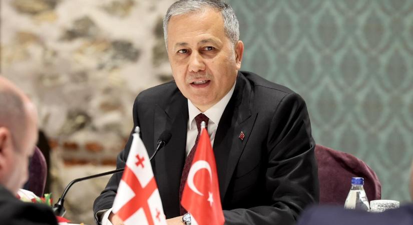 Török belügyminiszter: lezuhant a líbiai vezérkari főnököt szállító repülőgép