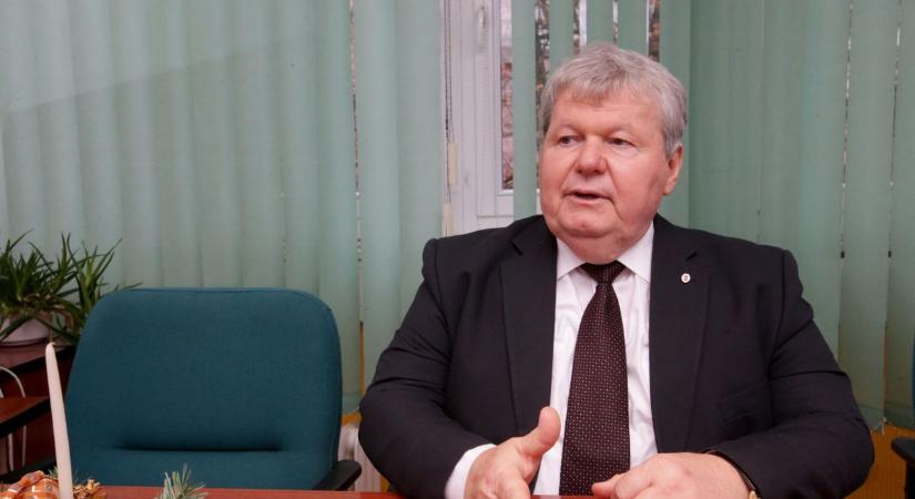 Süli János nem megy be a konyhába, de a karácsonyfa megvásárlásából nem enged