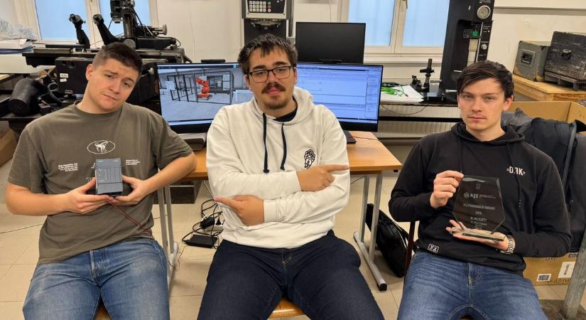 Kecskeméten szólt nagyot a szolnoki csapat – dobogóra kerültek a programozó versenyen