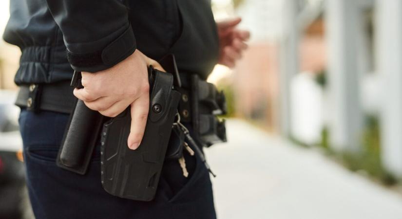 Véletlenül lábon lőtte magát egy rendőr kedden késő este