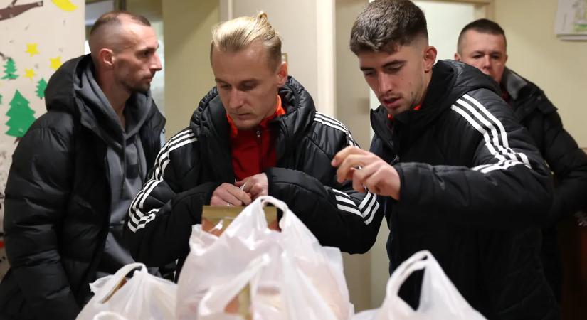 NS-jótékonyság: a kisvárdai futballisták Jézuskája járt a hajléktalanszállón