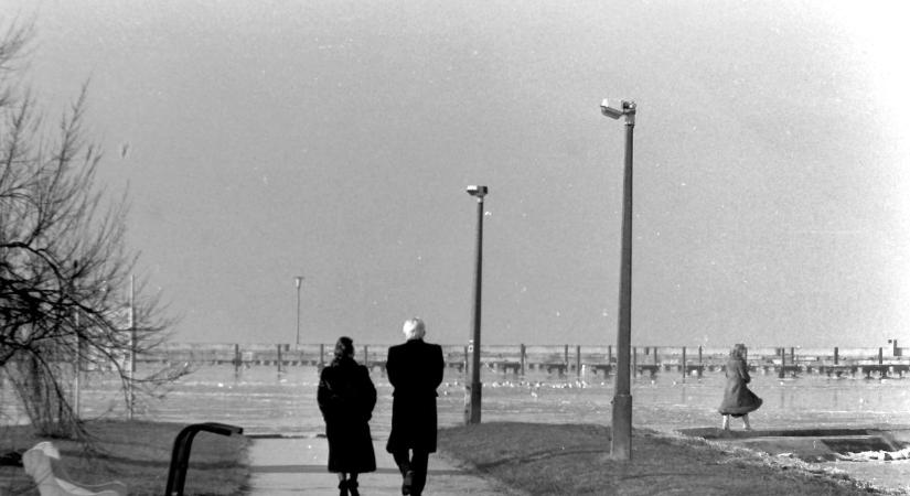 Tíz centi vastagra fagyott a Balaton, rengetegen jöttek Budapestről váratlanul