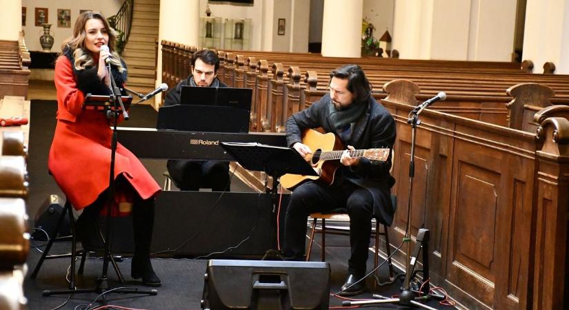 Dézsi Darinka és Karap Zoltán is fellépett a kunhegyesi adventi gyertyagyújtáson