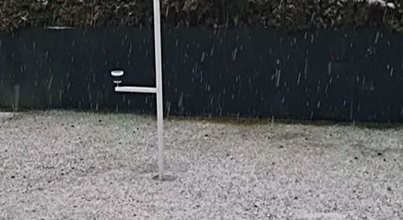 Már fehéredik a karácsony: havazik ebben a vasi városban - videó