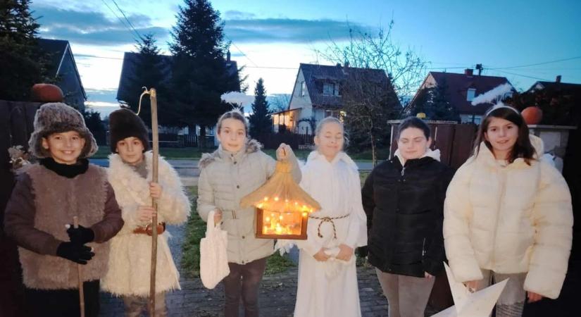 „Betlehemnek szent áldása maradjon meg mind e házra” – Idén is elindultak a Zichy-s betlehemezők