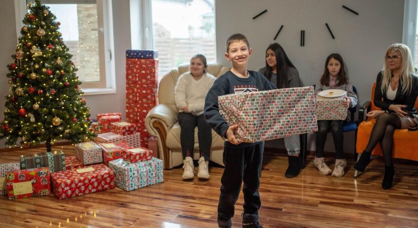 Szívhez szóló pillanatok: látássérült gyerekeket ajándékoztak meg karácsony előtt