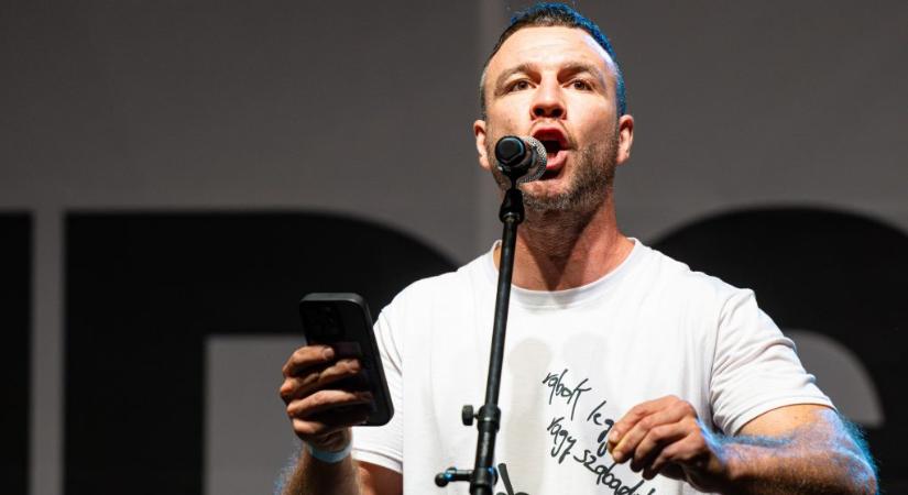 Gulyás „gerinctelen” Gergelynek üzent karácsonyi videójában Molnár Áron