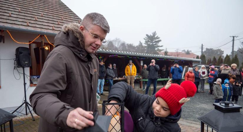 Csupaszív karácsony Acsádon gyertyagyújtással