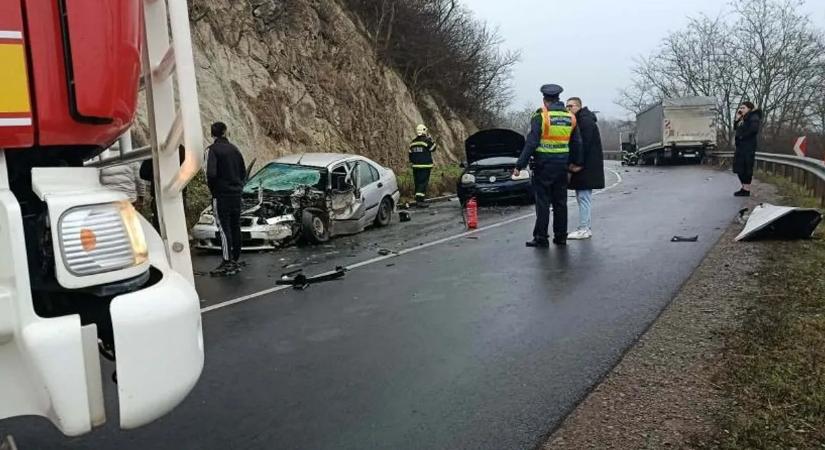 Roncsmező lett a 23-as főút: drámai fotók a durva karambolról