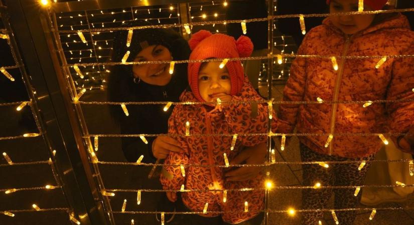 Karácsonyi fényfüzér, ami tüzet okozhat – vigyázz, sokan rosszul használják!