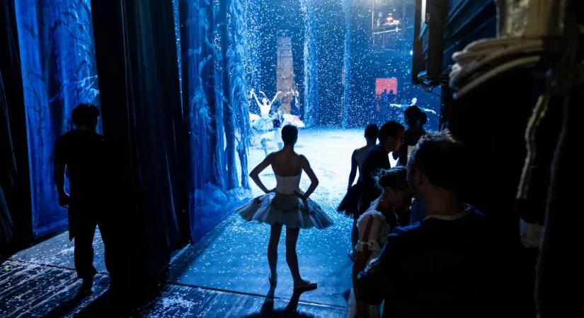 600 kilónyi hópehely selyempapírból – az Opera Diótörője a kulisszák mögül