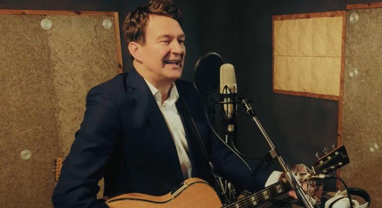 Ilyet is ritkán látunk, dalra fakadt a kormánybiztos karácsony alkalmából