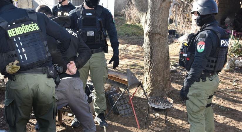 „Nem lesz drog a karácsonyfa alatt” – lecsaptak a rendőrök Gyöngyösön