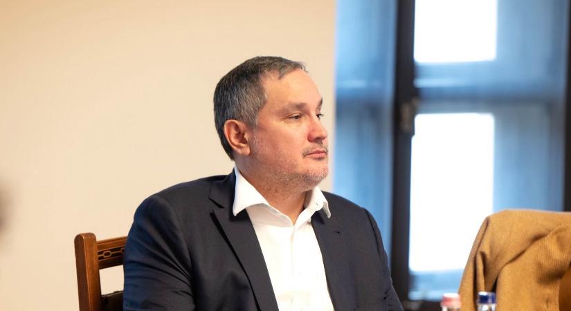 Nagy Márton magyarázza a bizonyítványát