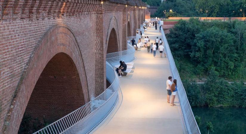 Lélegzetelállítóan modern, mégis illeszkedik a történelmi városképbe: látványos fotókon Európa egyik legkülönlegesebb hídja