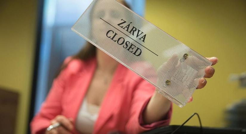 Idén már nem nyitnak ki, de az ügyintézés nem áll le