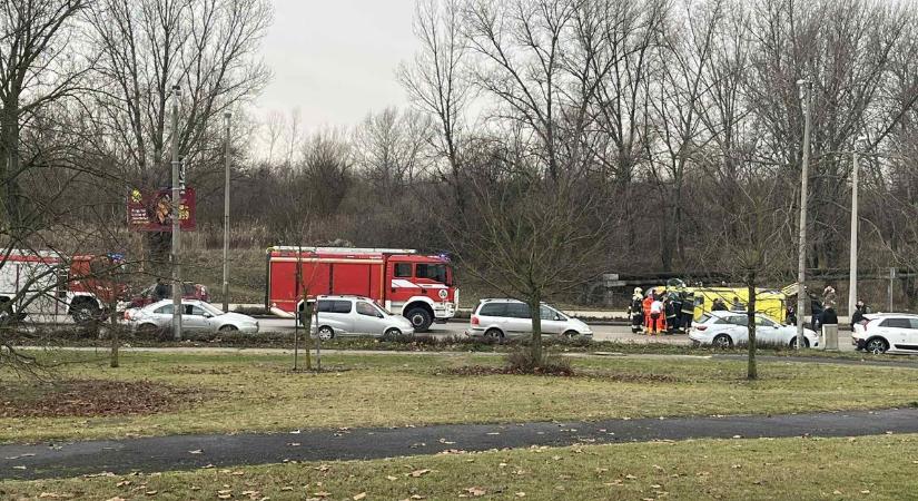 Felborult a mentőautó, csúnya baleset történt a forgalmas úton - helyszíni fotók