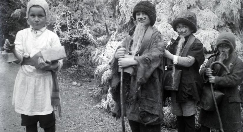 Hogy miért mentek a kisfiúk a szomszédba? Van furcsább karácsonyi szokás a cégérlopásnál