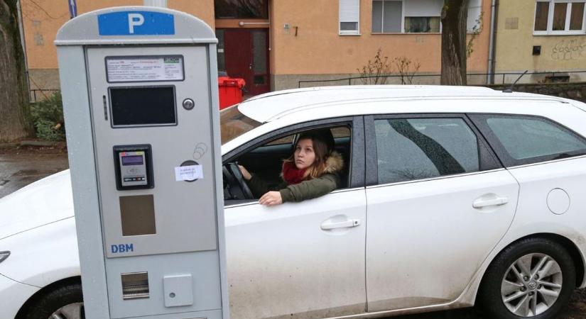 A parkolóautomaták nem mindig fogadják el a bankkártyát és tömegközlekedés is problémás - ezeket tették szóvá olvasóink