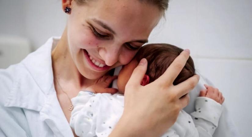 „Látja az angyalkáját” – Szívszorító történetek a magyar kórházak mélyéről, ahol elhagyott babák várják a csodát