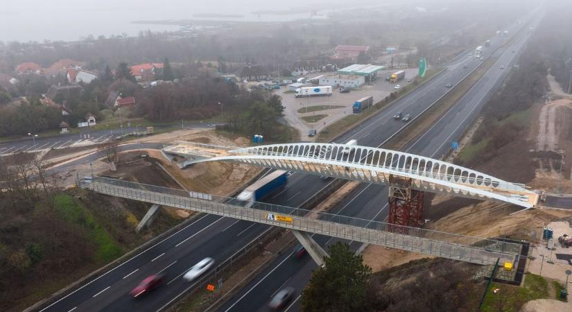 Látványos új átkelő épül az M7-es autópálya felett - maga a mérnöki csoda