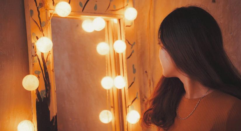 Tükörjóslás karácsony éjjelén, rejtélyes népszokás, ami hatással van a jövőre